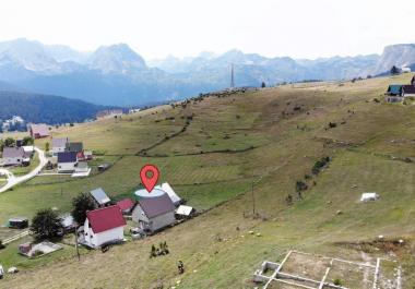 2 terrains urbanisés de 900 m2 à Pitomine, Žabljak pour mini-hôtel