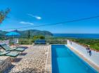 Superbe villa de 241 m2 avec piscine et vue sur la mer à Buljarica