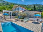 Superbe villa de 241 m2 avec piscine et vue sur la mer à Buljarica