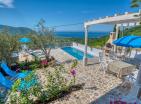 Superbe villa de 241 m2 avec piscine et vue sur la mer à Buljarica