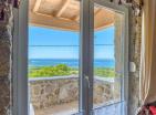 Splendida villa di 241 m2 con piscina e vista sul mare a Buljarica