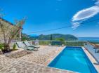 Splendida villa di 241 m2 con piscina e vista sul mare a Buljarica