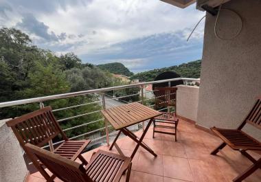 Superbe appartement dune chambre de 50m avec vue sur la mer à Petrovac avec terrasse et parking