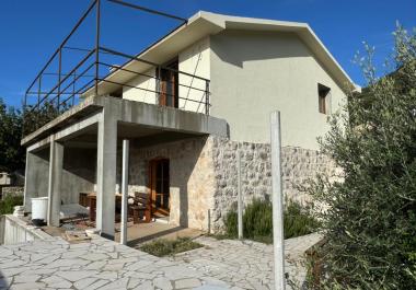 Splendida villa di 220 m2 vista mare con piscina a Budva