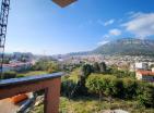 Nuevo estudio moderno en residencia con piscina, vistas panorámicas a la ciudad y a la montaña