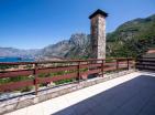 Casa de Lujo Junto al Mar de 450 m2 en Kotor con Impresionantes Vistas a la Bahía y Piscina