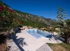 Casa de Lujo Junto al Mar de 450 m2 en Kotor con Impresionantes Vistas a la Bahía y Piscina