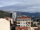 Vista panoramica Appartamento di 87 m2 a Budva a pochi passi dal mare