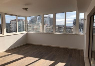 Appartement panoramique rénové de 87 m2 à Budva à quelques pas de la mer