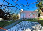 Maison de plain-pied de 50 m2 dans un Bar avec deux chambres et vue sur la mer