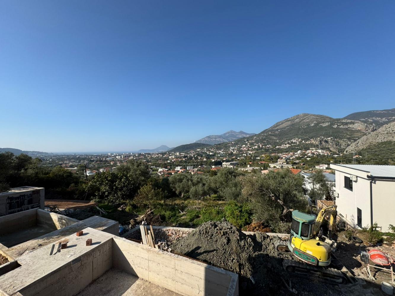 Nouvelle maison de luxe de 180 m2 à Bar avec piscine et vue sur la mer en construction