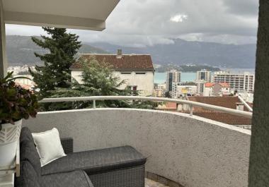 Appartement confortable de 45 m3 avec vue sur la mer à Budva avec terrasse à côté de la vieille ville