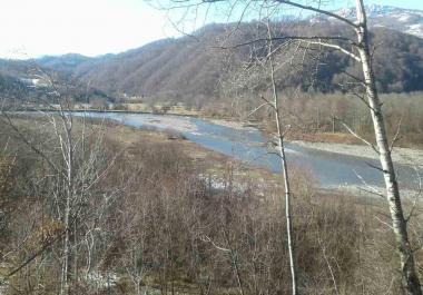 Terre de 6000m d'altitude dans Matesevo pour la construction d'un complexe touristique