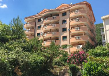 Grand appartement dans la ville de Petrovac avec 3 chambres à 150 mètres de la plage