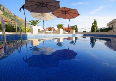 Villa sur un terrain en pente avec une magnifique vue panoramique à 400 m de la mer