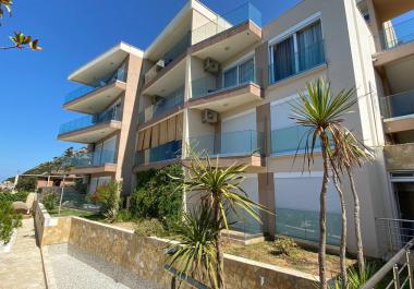 Appartement à Dobra Voda sur la première ligne de la mer