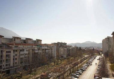 Soleado apartamento en un Bar con tres dormitorios