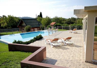 Grande villa in Sutomore con piscina, garage, sauna