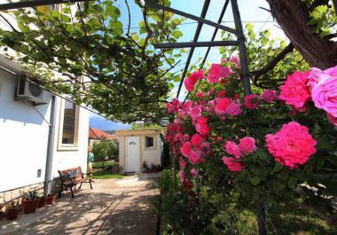 Maison de charme dans Ilino, le troisième ligne de maisons de la mer