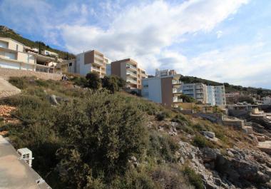 Parcelle de terrain à Dobra Voda sur la première ligne de la mer