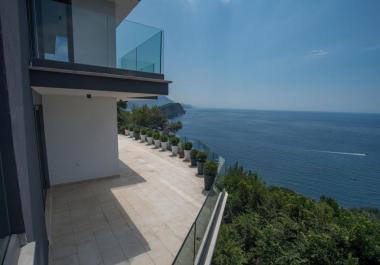 Haut de villa avec piscine à Budva avec vue de dessus de la mer