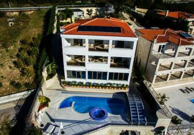 Casa en Budva con piscina, cerca de la playa Drobni Pesak