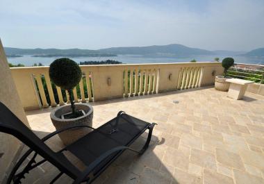 Lux villa à Tivat avec 6 chambres, grande piscine, jardin et vue panoramique sur la mer