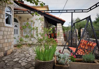 Maison de trois étages sur Lustica à Krasici à 100 mètres de la mer