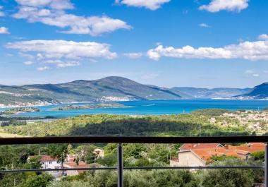 Τρία υπνοδωμάτια και δύο μπάνια, πλήρως επιπλωμένο διαμέρισμα με βεράντα με πανοραμική θέα