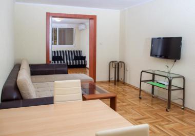 Apartman sa terasom na mirnoj lokaciji za iznajmljivanje