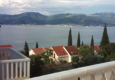 Casa a tre piani in posizione tranquilla Krashici, a 120 metri dal mare con vista panoramica